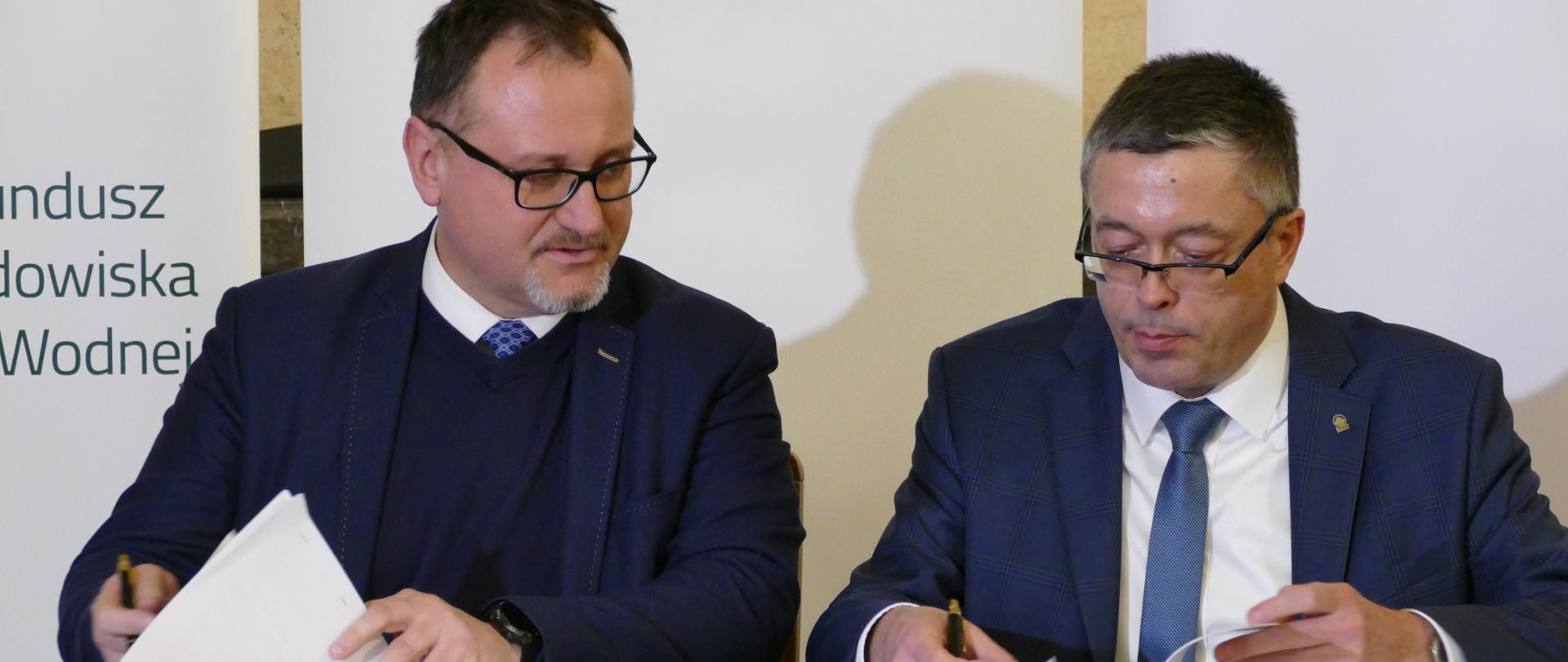 Zdjęcie przedstawia uroczystość podpisania umowy o dofinansowanie przez NFOŚiGW projektów budowy stacji tankowania wodorem w Tychach i Świerklańcu.