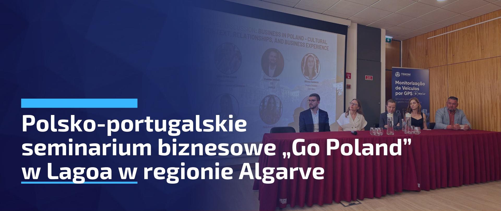 Pięć osób siedzi za stołem prezydialnym podczas konferencji. Po lewej stronie widnieje napis "Polsko-portugalskie seminarium biznesowe „Go Poland” w Lagoa w regionie Algarve".