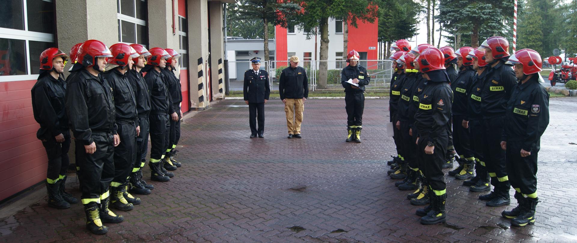 Uroczysta zmiana służby z okazji wręczenia gratulacji z okazji 30 lat pracy dla funkcjonariusza PSP