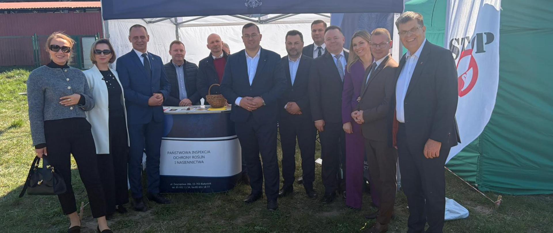 Minister Rolnictwa i Rozwoju Wsi wraz z przestawicielami lokalnych władz i instytucji.