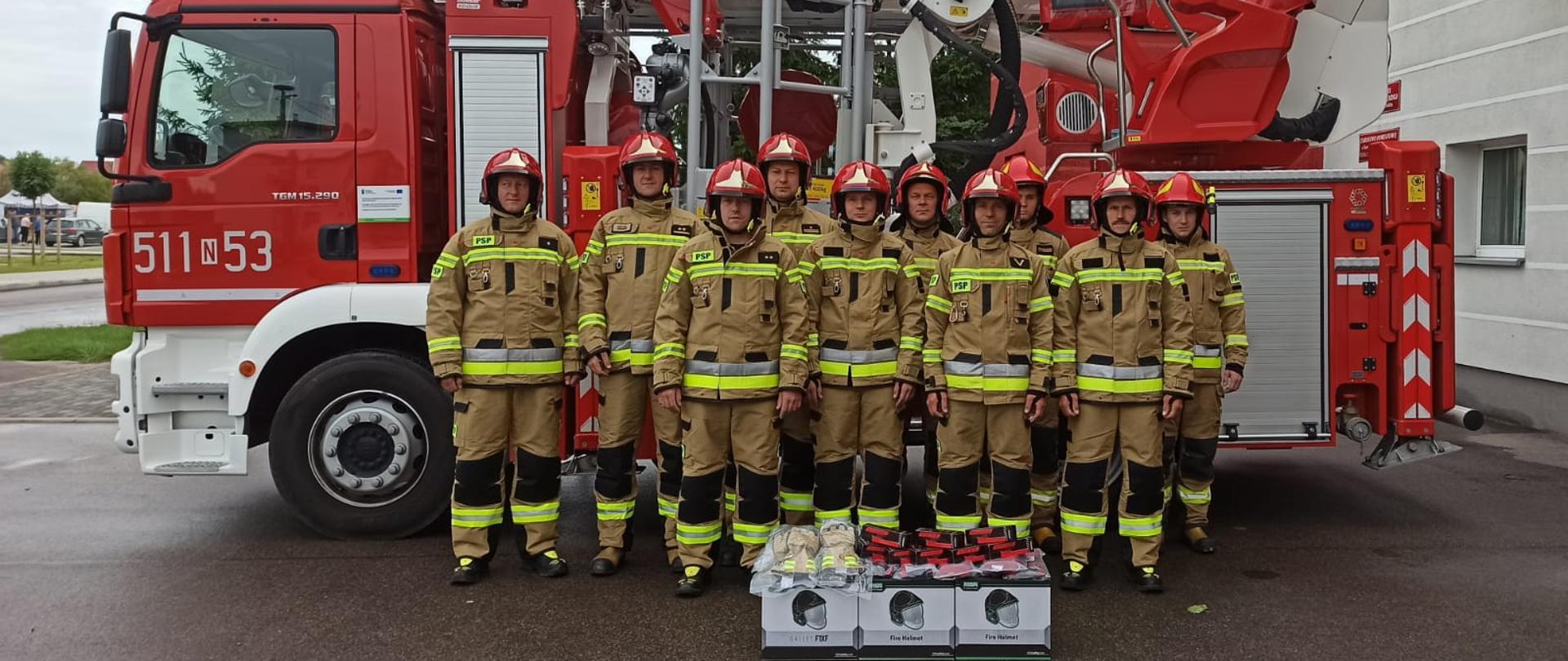 Ubrania specjalne, hełmy i rękawice dla nowomiejskich strażaków