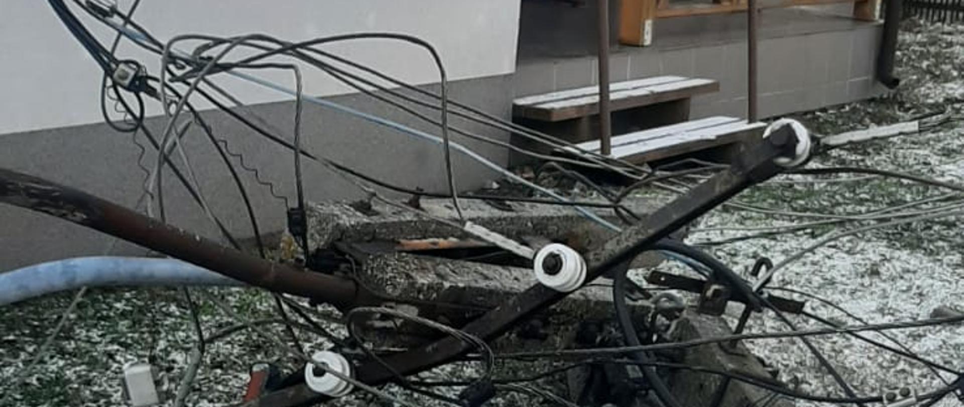 samochód ciężarowy uszkodził słup energetyczny i ogrodzenie