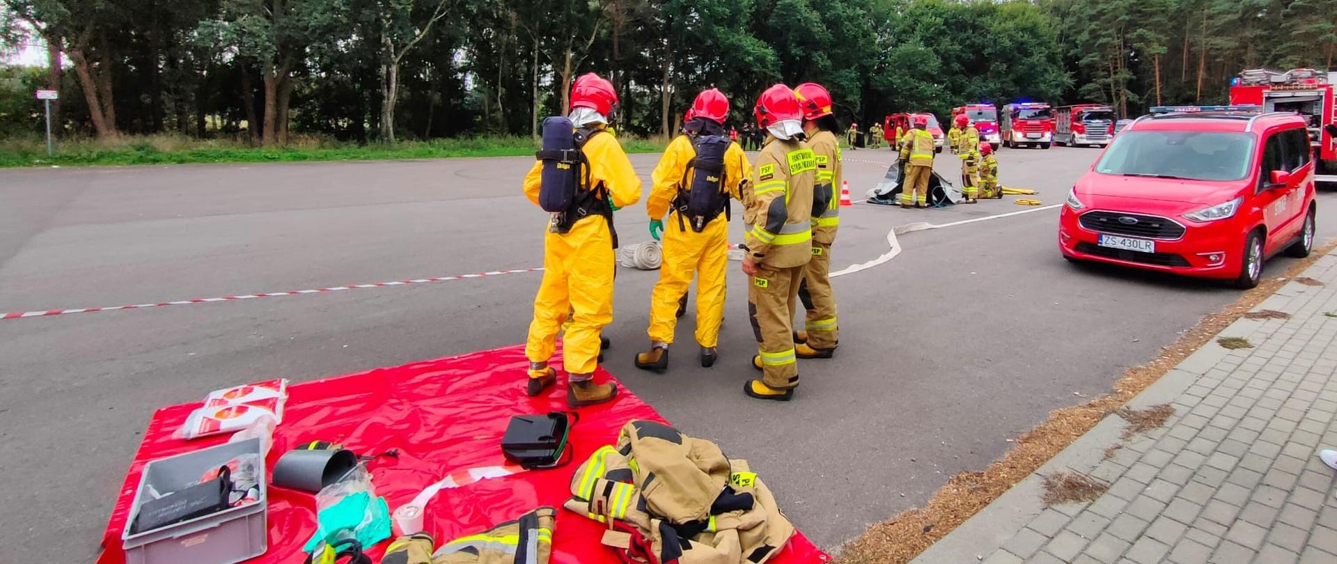 Ratownicy Grupy Chemiczno-Ekologicznej podczas ćwiczeń Gniazdo-22 na terenie Kamienia Pomorskiego