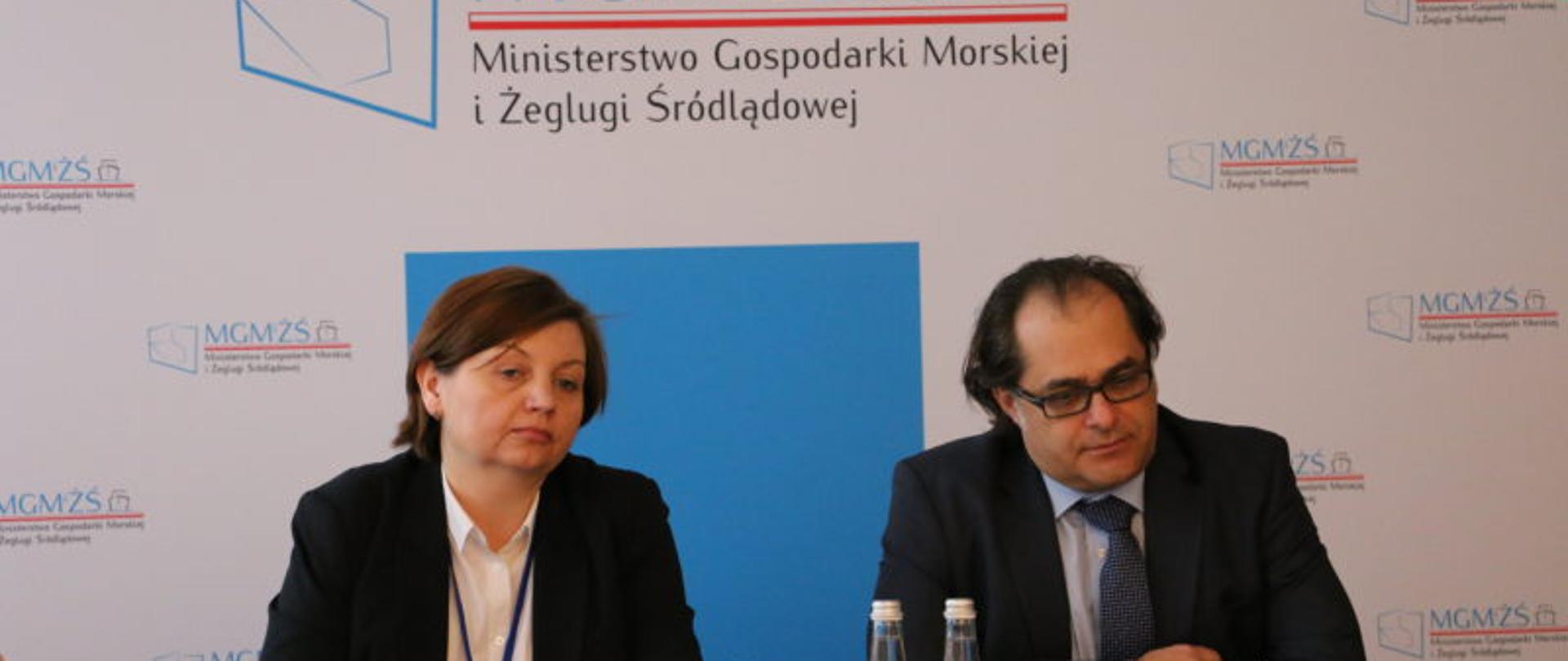 Na zdjęciu od lewej: dyrektor Departamentu Gospodarki Morskiej Katarzyna Krzywda oraz minister Marek Gróbarczyk