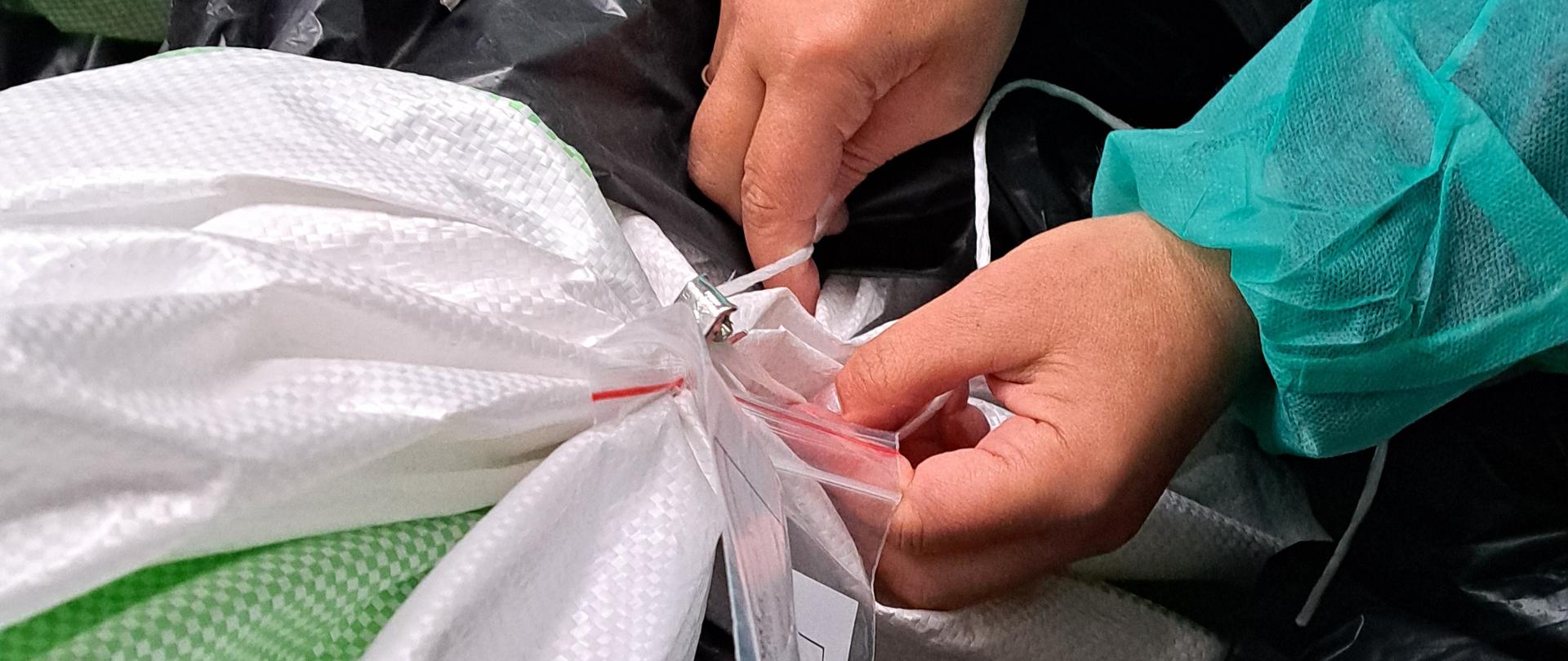 Zdjęcie przedstawiające inspektora w trakcie pobierania prób.