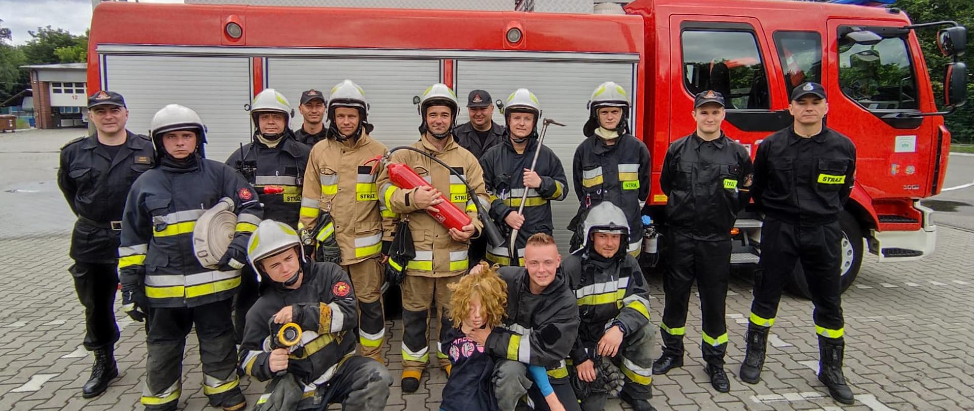 Uczestnicy szkolenia podstawowego strażaków ratowników OSP