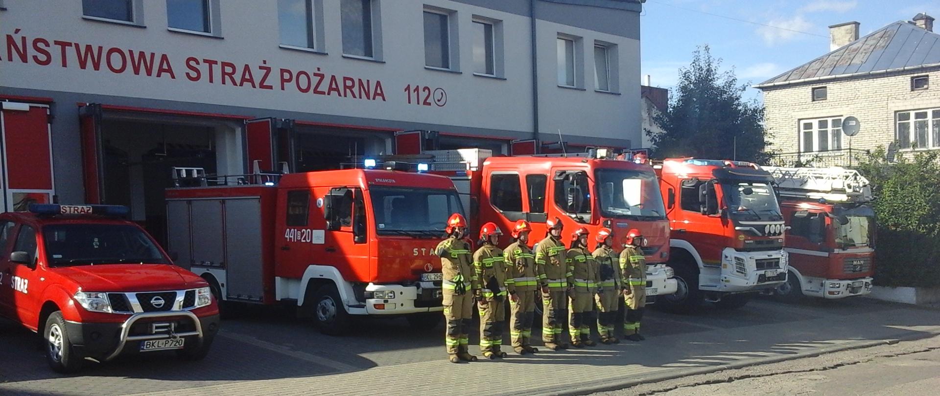 Przed budynkiem strażnicy strażacy oddają hołd Bohaterom Powstania.