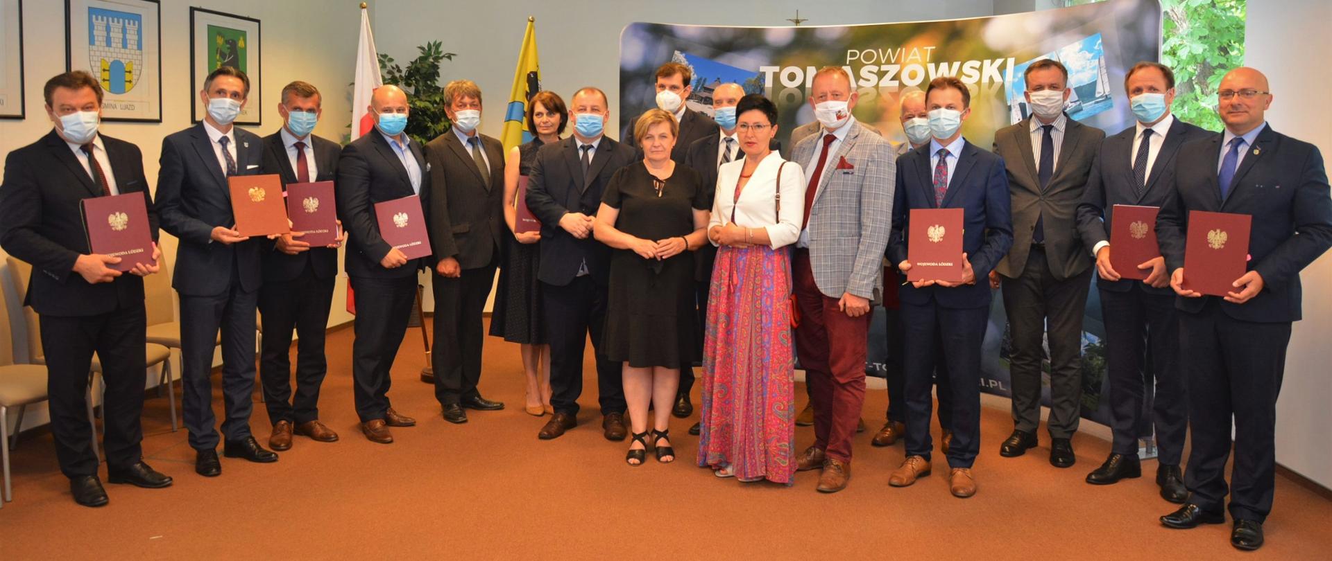 Uroczystość podpisania umów na dofinansowanie w ramach Rządowego Funduszu Rozwoju Dróg - zdjęcie grupowe