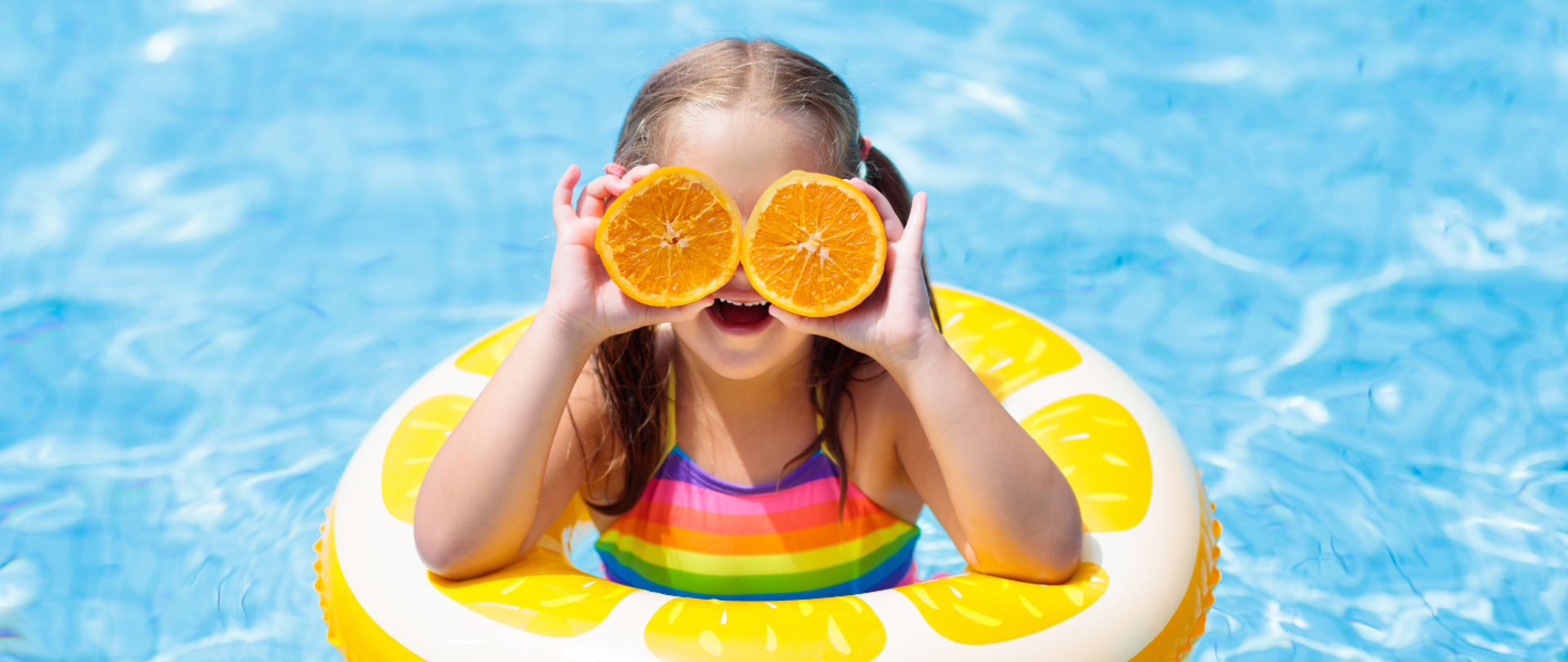 zdjęcie przedstawia dziecko na basenie.