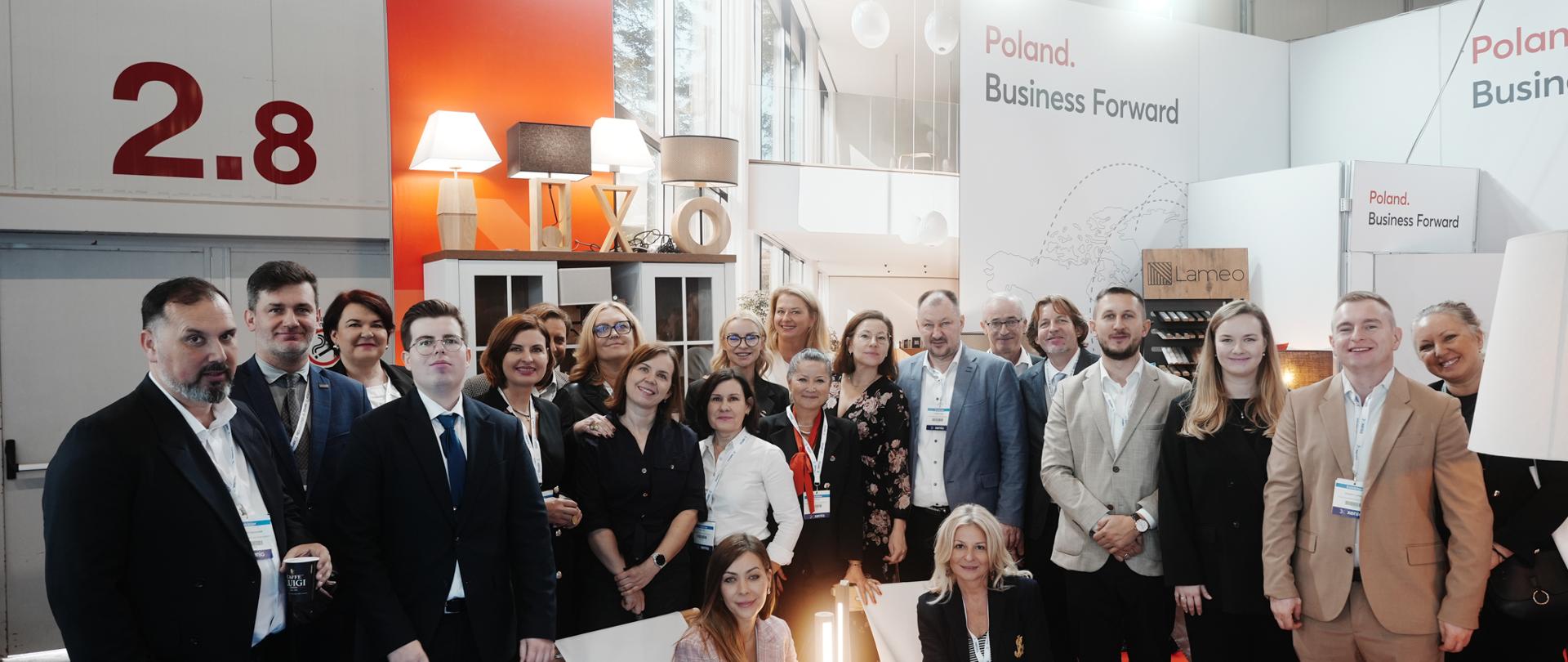 Zdjęcie grupowe na stoisku polskim