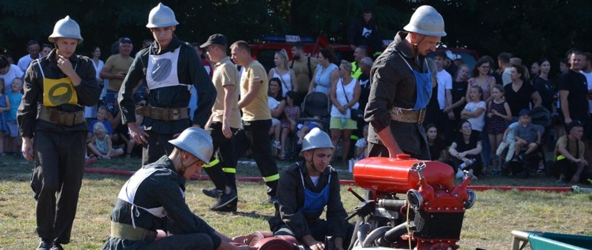 Strażacy szykują sprzęt pożarniczy przed konkurencją.