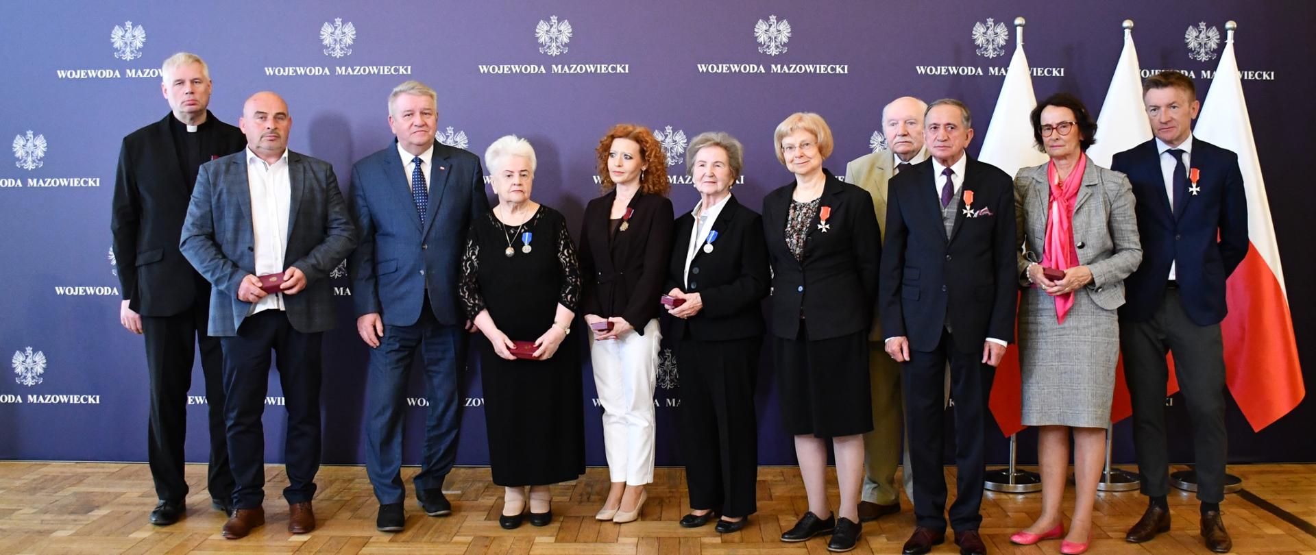 Na zdjęciu widać kobiety i mężczyzn