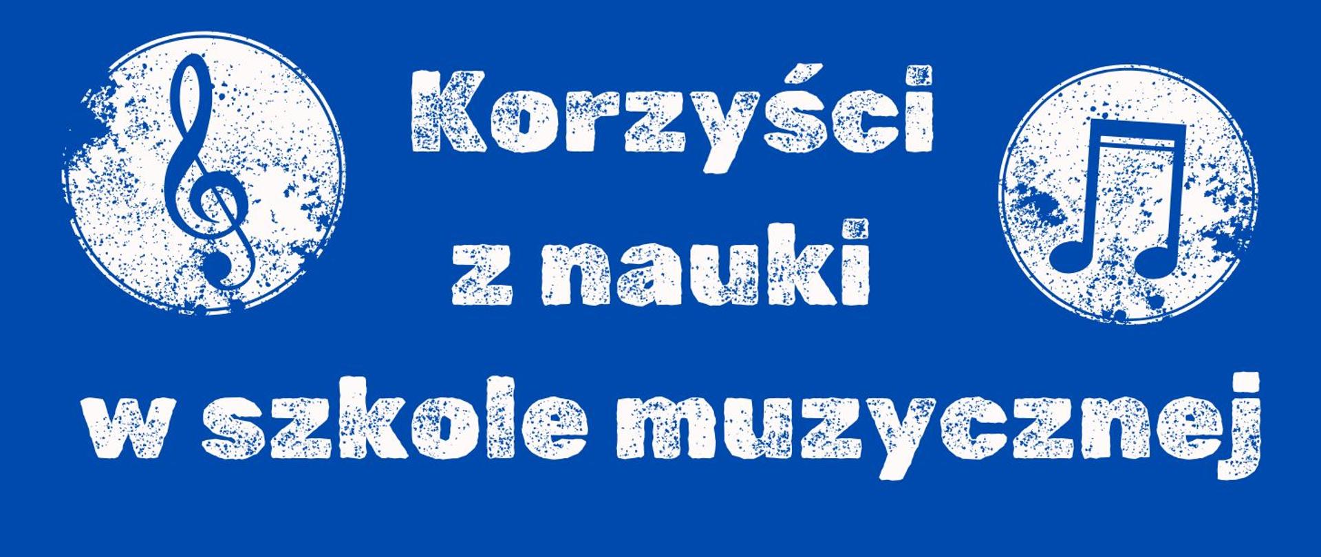 biały napis"Korzyści z nauki w szkole muzycznej", w lewym górnym rogu granatowy klucz wiolinowy w białym kole, w prawym górnym rogu granatowe nuty w białym kole, całość na granatowym tle