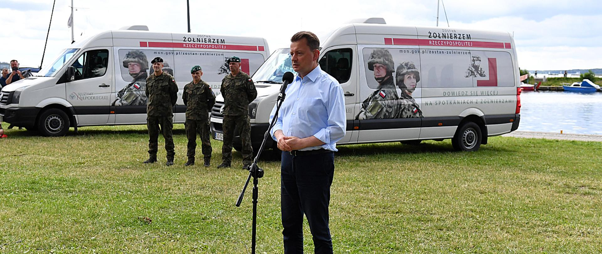 W czwartek 9 lipca w Giżycku szef MON spotkał się z uczestnikami akcji rekrutacyjno-promocyjnej w ramach letniej edycji kampanii „Zostań Żołnierzem Rzeczypospolitej”.