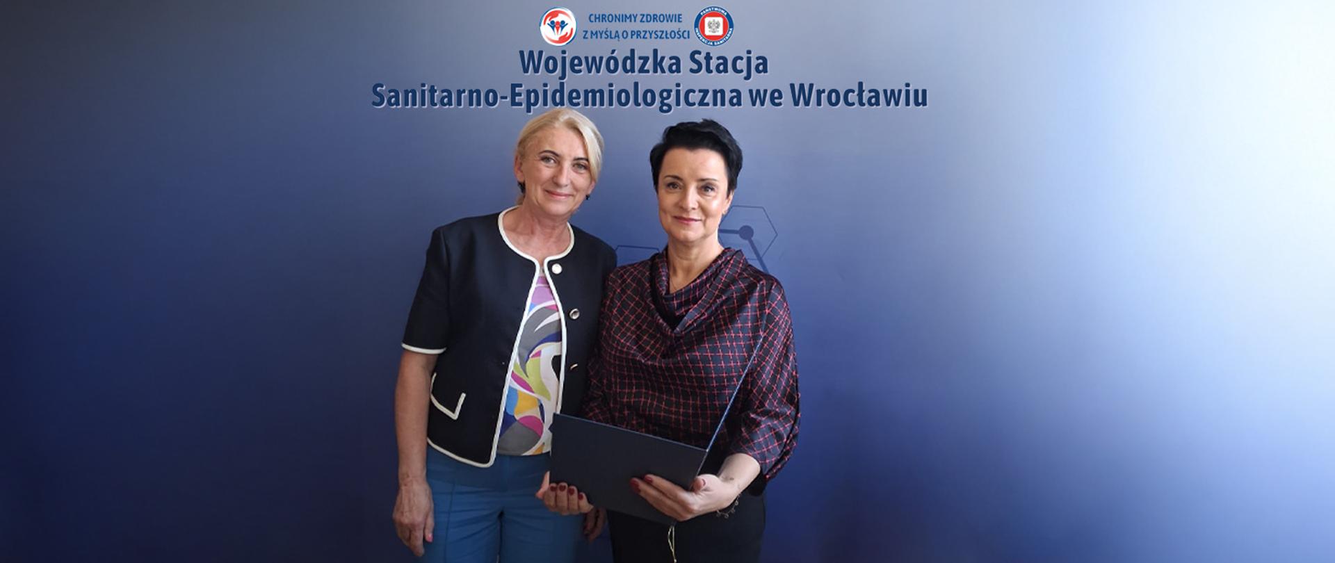 Pani Małgorzata Sienkiewicz Dolnośląski Państwowy Wojewódzki Inspektor Sanitarny we Wrocławiu wręczyła powołanie dla Pani Haliny Mądrej na stanowisko Państwowego Powiatowego Inspektora Sanitarnego w Dzierżoniowie