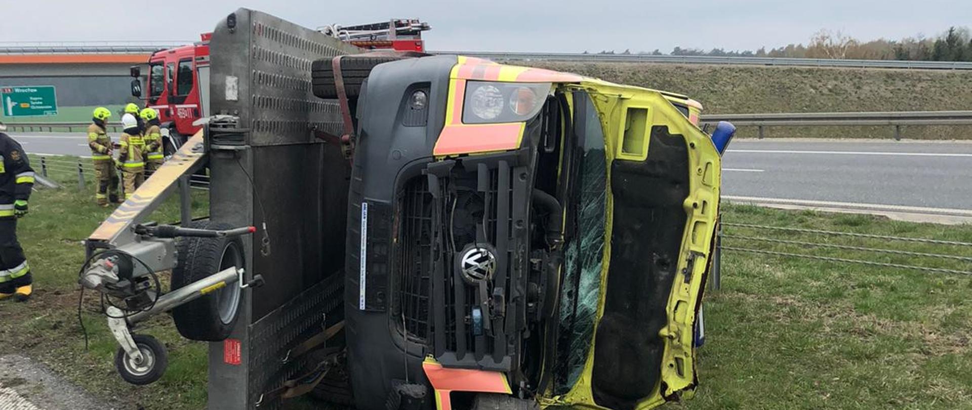 Dachowanie samochodu osobowego z lawetą na 84 km trasy S8