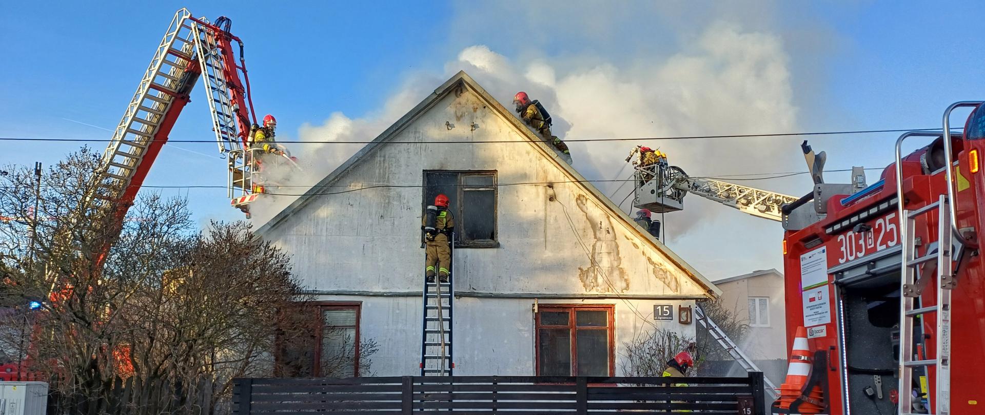 Pożar domu na ul. Ogrodniczki w Białymstoku.