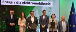 Podpisanie 6 umów dot. budowy i rozbudowy sieci elektroenergetycznych na potrzeby zasilania ogólnodostępnych stacji ładowania dużych mocy w siedzibie NFOŚiGW z przedstawicielami zarządów ENEA Operator, Energa-Operator, PGE Dystrybucja i TAURON Dystrybucja. 