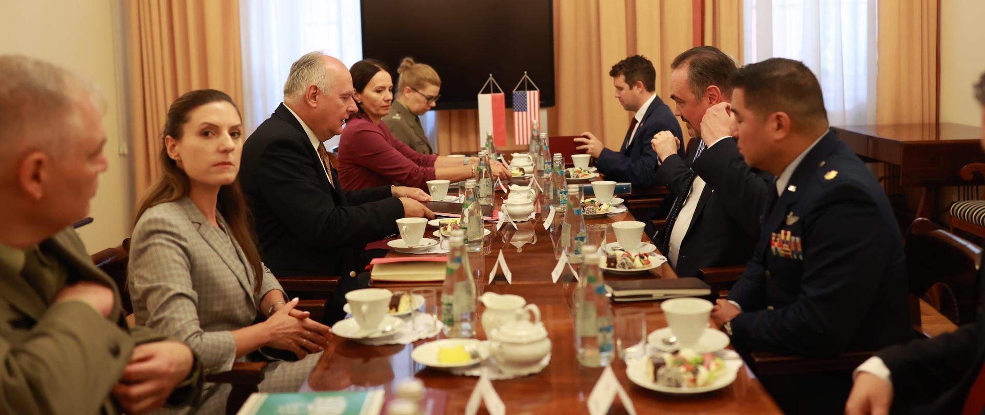 25 lipca br. Sekretarz Stanu w MON Paweł Zalewski spotkał się z Podsekretarzem Stanu USA ds. Kontroli Zbrojeń i Bezpieczeństwa Międzynarodowego Brendtem T. Christensenem. Przedstawiciel amerykańskiego Departamentu Stanu przebywał w Polsce w związku z podpisaniem umowy o udzieleniu Polsce gwarancji kredytowej USA w wysokości 4 mld dol. w ramach programu Foreign Military Financing (FMF).