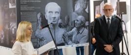 Dyrektor PLSP Jolanta Woźniakowska i dyrektor ds artystycznych Zbigniew Strzyżyński na tle wystawy