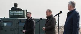 Premier Donald Tusk, Wicepremier, Minister Obrony Narodowej Władysław Kosiniakiem-Kamysz, Minister Spraw Wewnętrznych i Administracji, Koordynator Służb Specjalnych Tomasz Siemoniak i Komendant Główny Straży Granicznej gen. Robert Bagan podczas konferencji prasowej na granicy polsko-białoruskiej.