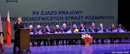 Na zdjęciu widać komendanta głównego PSP podczas przemówienia oraz prezydium ZOSP RP na scenie 