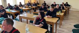  Na zdjęciu są widoczni strażacy w czasie egzaminu teoretycznego.