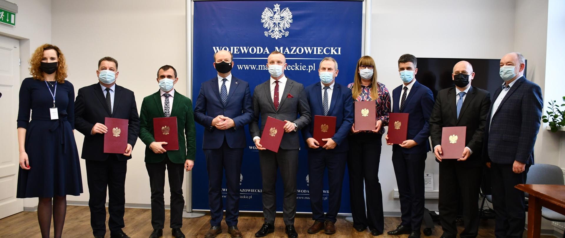 Na zdjęciu znajduje się dziesięć osób