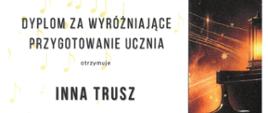 3/4 tło białe z czarnymi napisami, z prawej strony czarny pas z oświetlonym fragmentem fortepianu