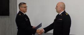 Na zdjęciu Kujawsko-Pomorski Komendant Wojewódzki st. bryg. Jacek Kaczmarek wręcza list gratulacyjny z okazji jubileuszu st. bryg. Grzegorzowi Łydkowskiemu Komendantowi Powiatowemu PSP w Rypinie