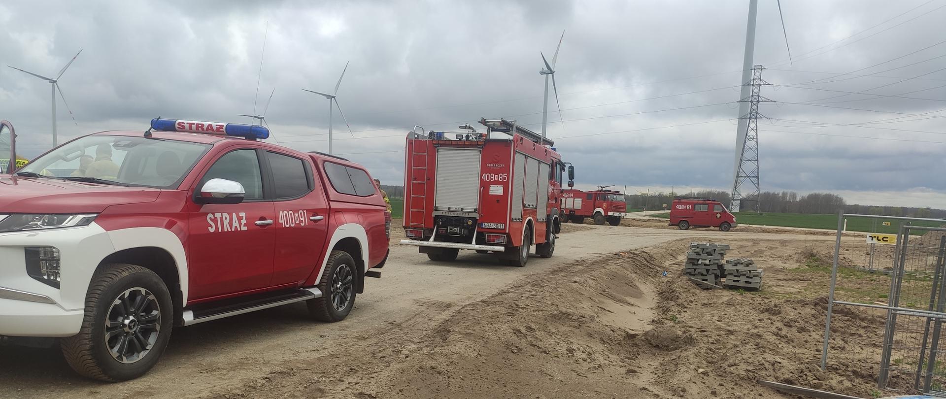 Pojazdy strażackie na drogach dojazdowych do stracji trafo