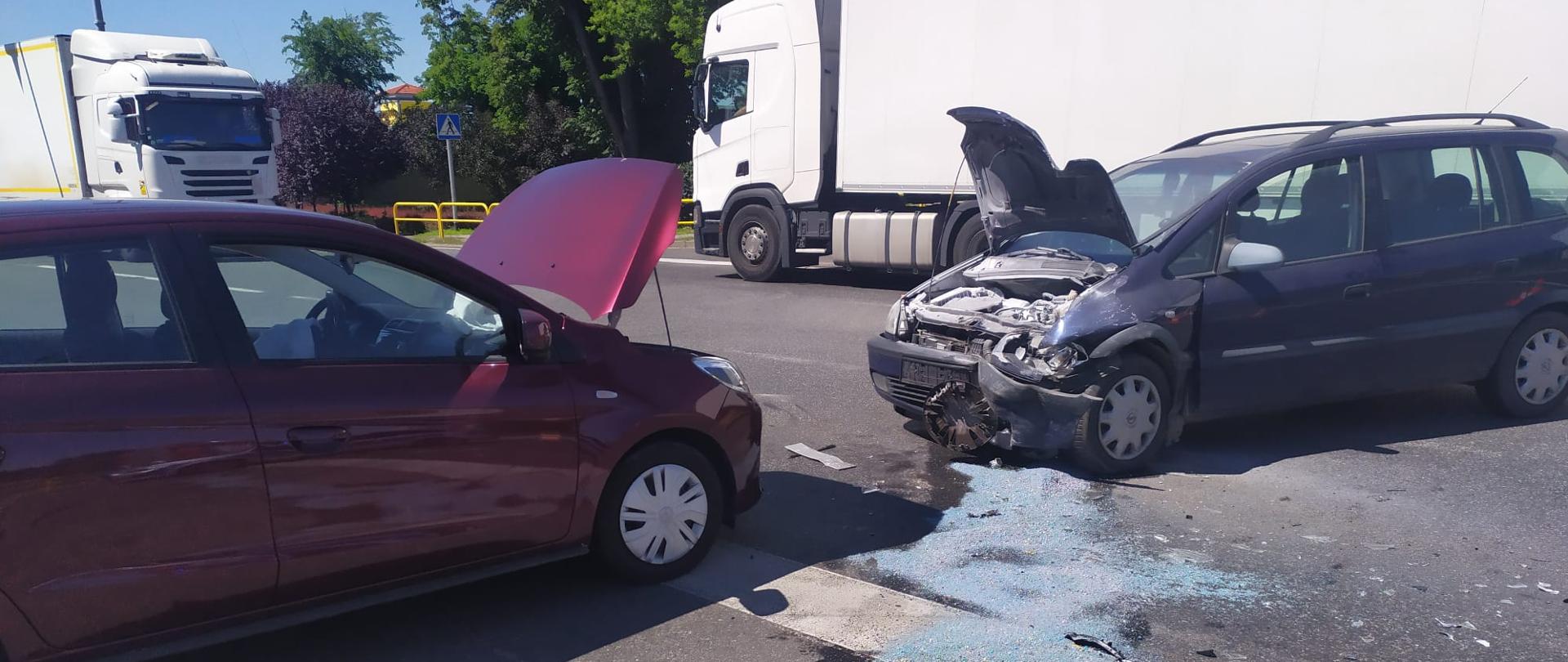 Zdjęcie przedstawia dwa samochody osobowe, które brały udział w wypadku.