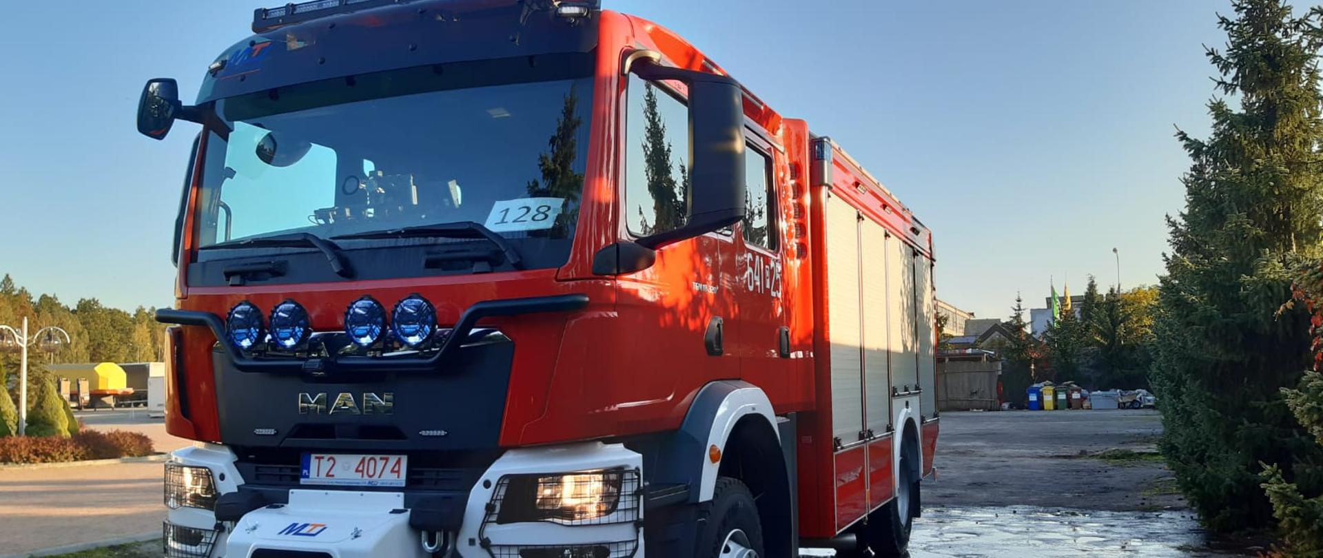 Zdjęcie przedstawia nowy samochód ratowniczo-gaśniczy dla wolsztyńskiej jednostki.