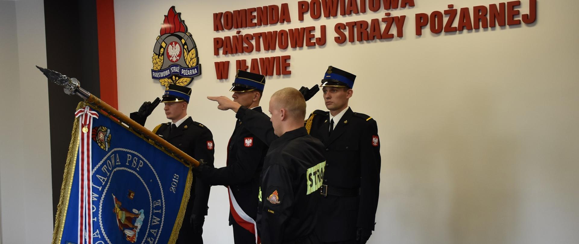 Strażak Zasuwa składa przysięgę na sztandar 