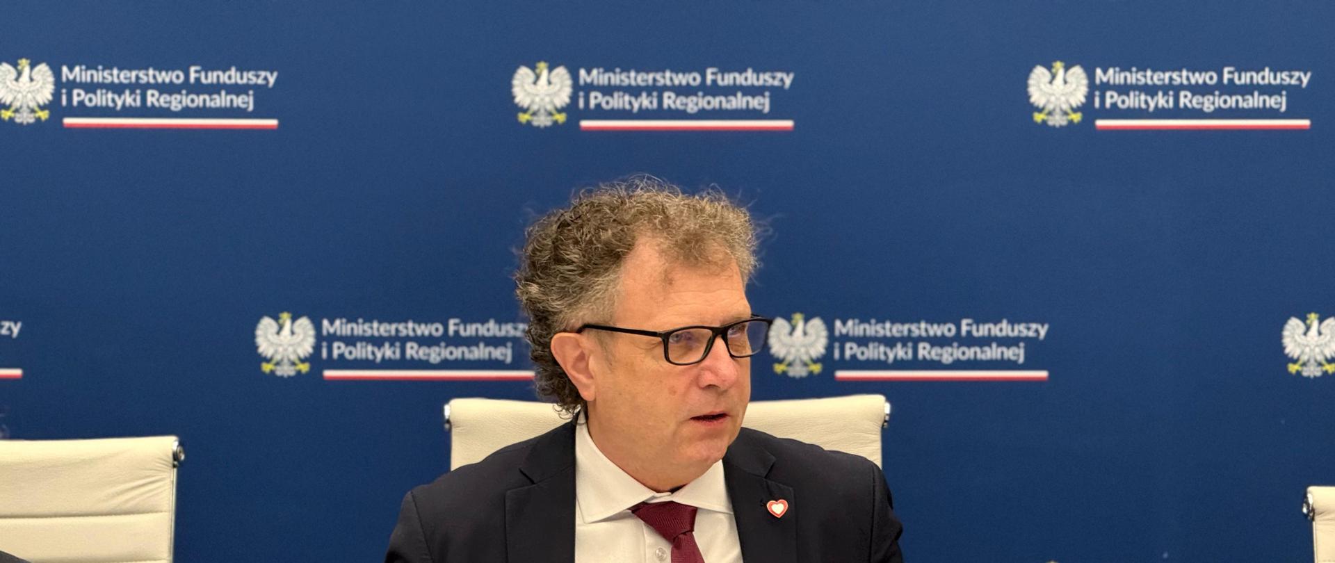 Na zdjęciu wiceminister funduszy i polityki regionalnej Jacek Karnowski podczas konferencji