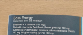 Granatowe opakowanie z białym paskiem - Boss Energy suplement diety - Etykieta z tyłu 