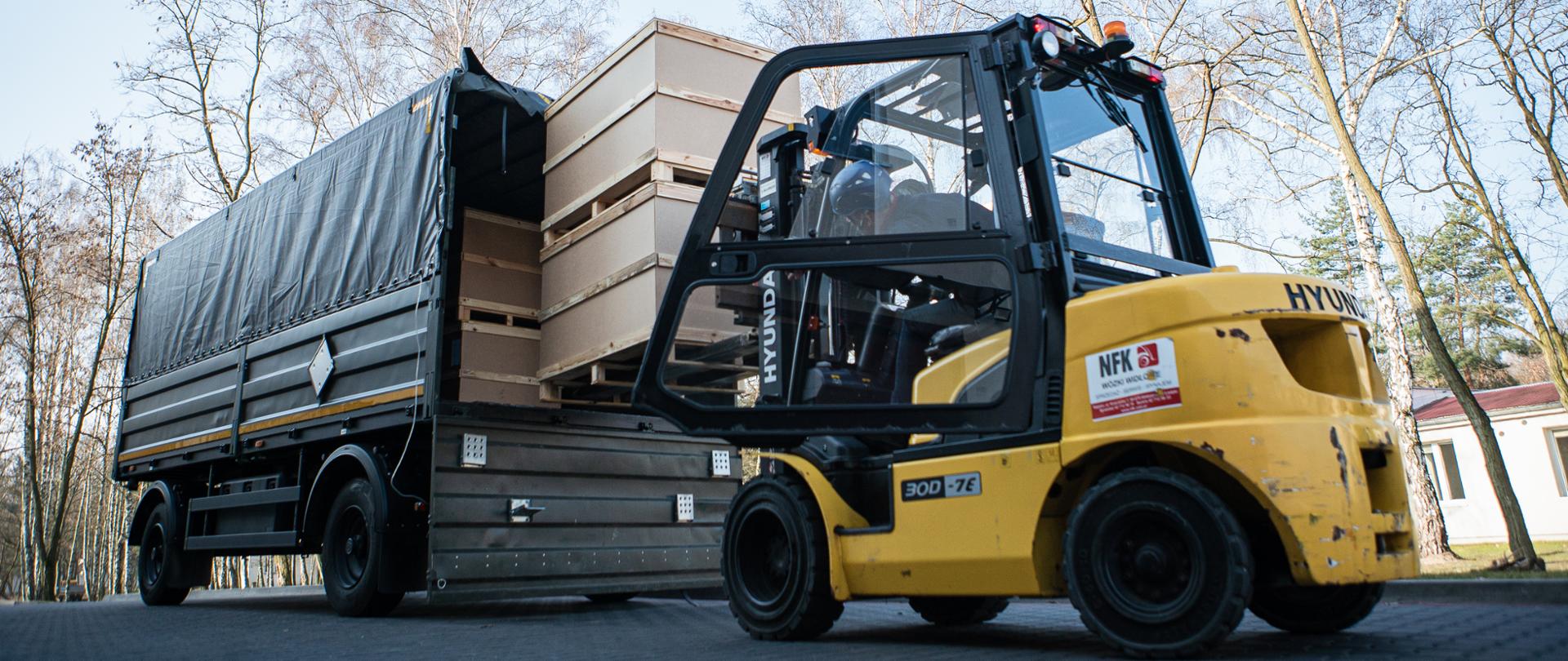 Do samorządów z terenu województwa łódzkiego za pośrednictwem służb Tobiasz Bocheński - Wojewoda Łódzki trafi 1500 łóżek polowych.