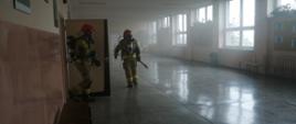 Przeszukanie pomieszczeń szkoły przez strażaków