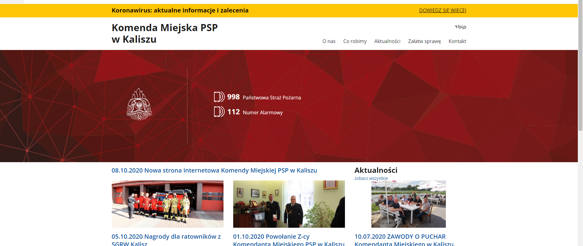 Na stronie widzimy print screen czołowej strony internetowej Komendy Miejskiej Państwowej Straży Pożarnej w Kaliszu.
W lewym górnym rogu widzimy białego orzełka na czerwonym tle ( godło państwowe ) z dopiskiem gov.pl. Poniżej żółty poziomy pasek z napisem "Koronawirus: aktualne informacje i zalecenia". Jeszcze niżej widzimy biały poziomy pasek z czarnym napisem z lewej strony ""Komenda Miejska PSP w Kaliszu" natomiast z prawej strony tego samego paska widzimy napisy : O nas, Co robimy, Aktualności, Załatw sprawę, Kontakt, które to napisy stanowią odnośniki Menu strony.
Poniżej czerwony poziomy pasek, na którym naniesione jest w kolorze białym logo PSP oraz "998 Państwowa Straż Pożarna" i "112 Numer alarmowy".
Pod czerwonym paskiem widzimy zdjęcia bieżących aktualności i wydarzeń. 