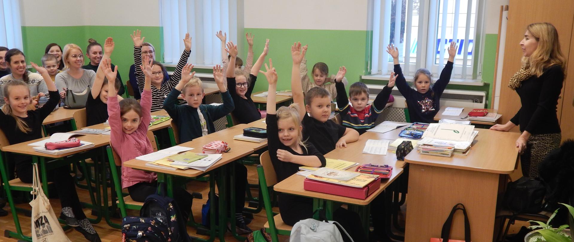 Uczniowie i nauczyciel na zajęciach kształcenia słuchu