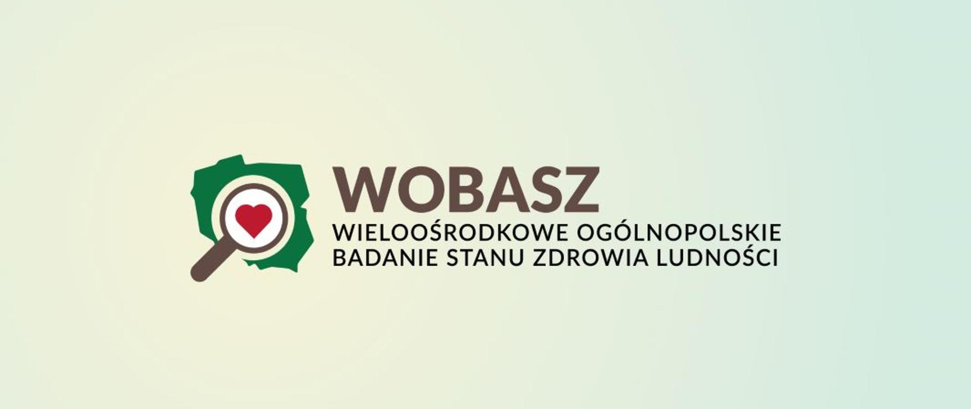 W centralnej części obrazu, z lewej strony znajduje się lupa pokazująca czerwone serce skierowana na symbol mapy Polski w kolorze zielonym. Z prawej części tej grafiki zawarto nazwę projektu napisaną drukowaną czcionką WOBASZ Wieloośrodkowe Ogólnopolskie Badanie Stanu Zdrowia Ludności.