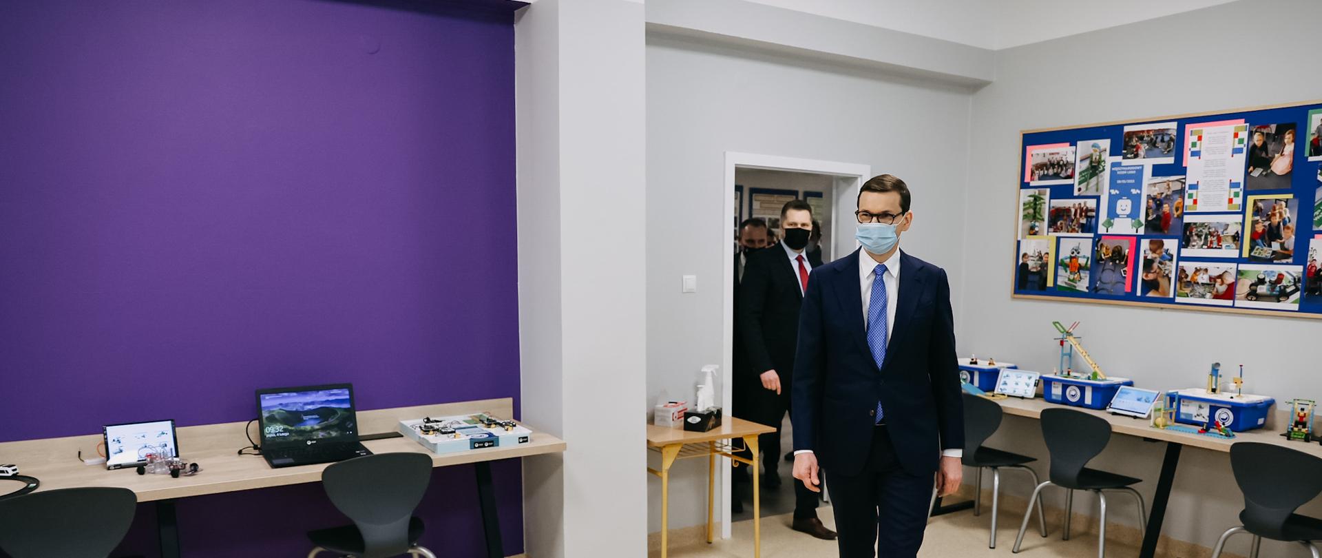 Premier Mateusz Morawiecki ogląda pracownię robotyki