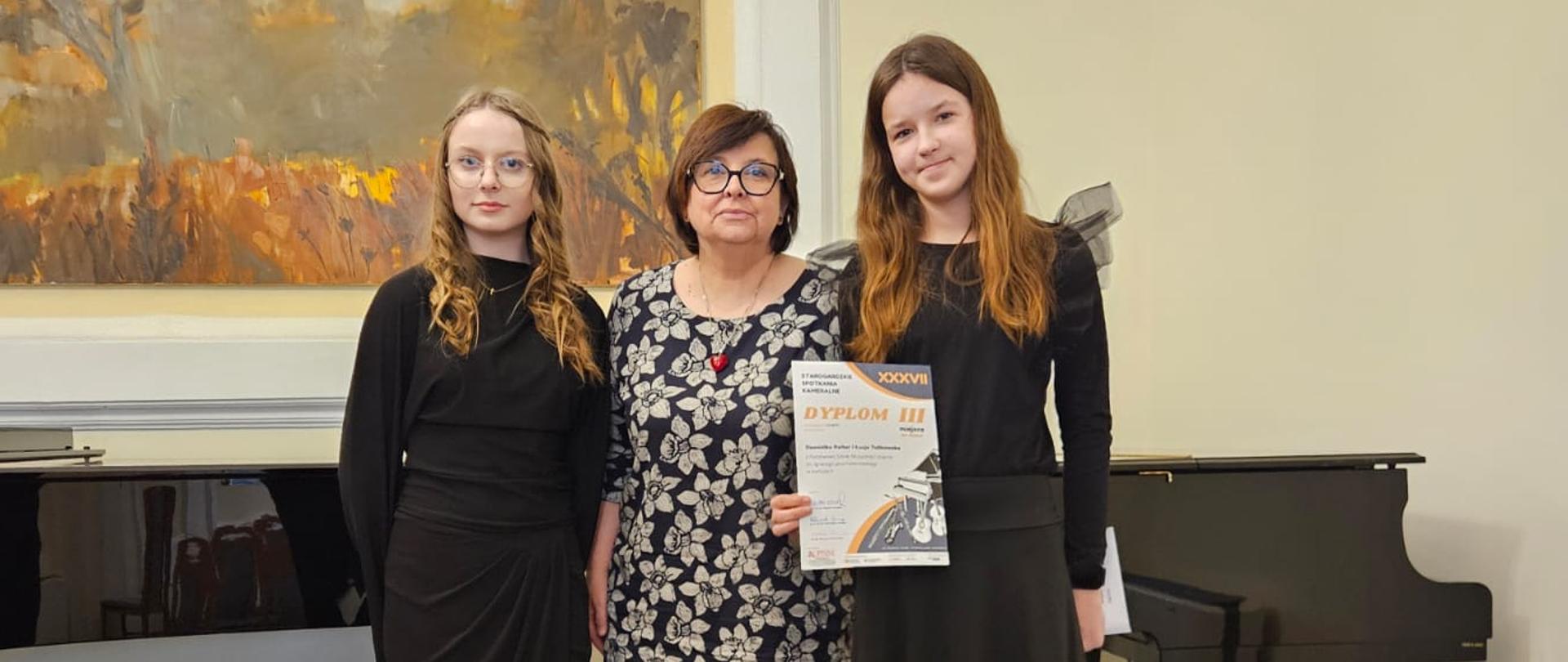 uczennice z nauczycielką