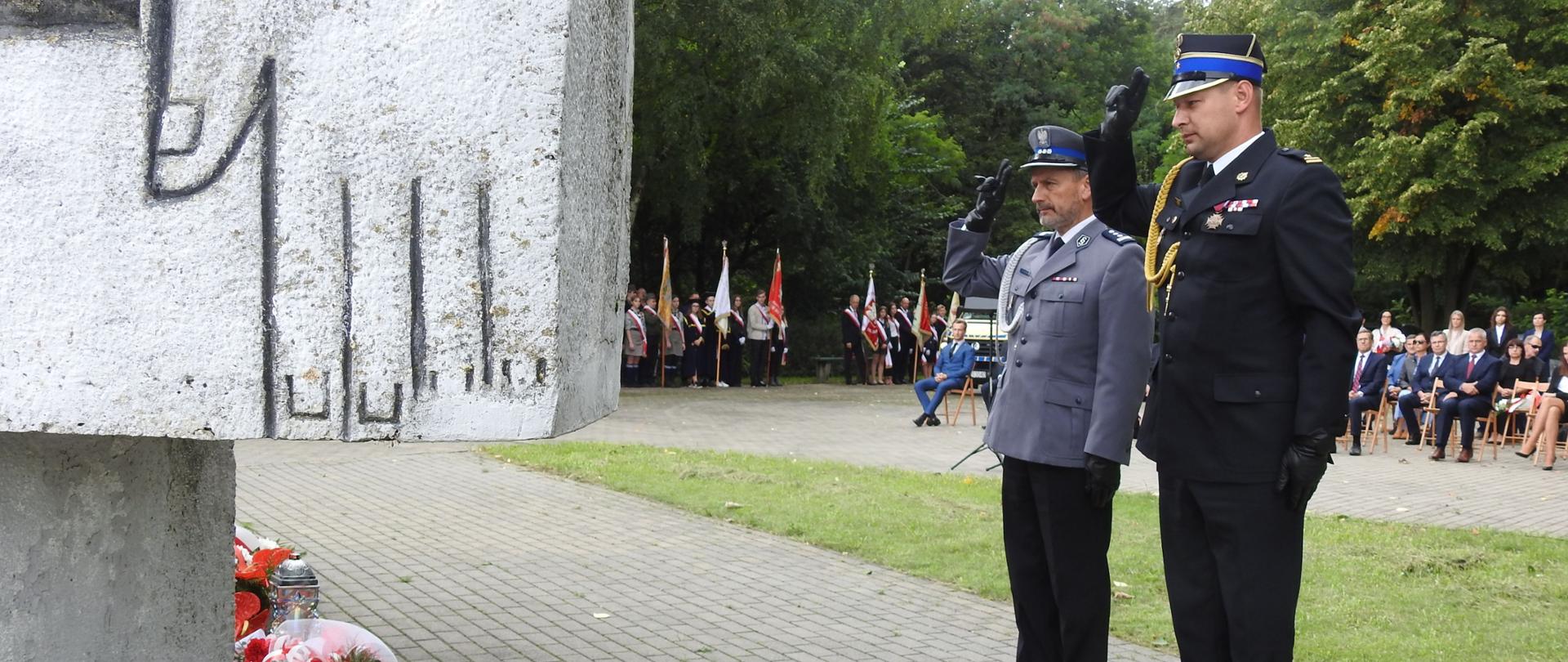 Obchody 82. rocznicy wybuchu II wojny światowej i mordu na mieszkańcach ziemi nowomiejskiej Komendanci: straży pożarnej i policji składają wieniec na pomniku