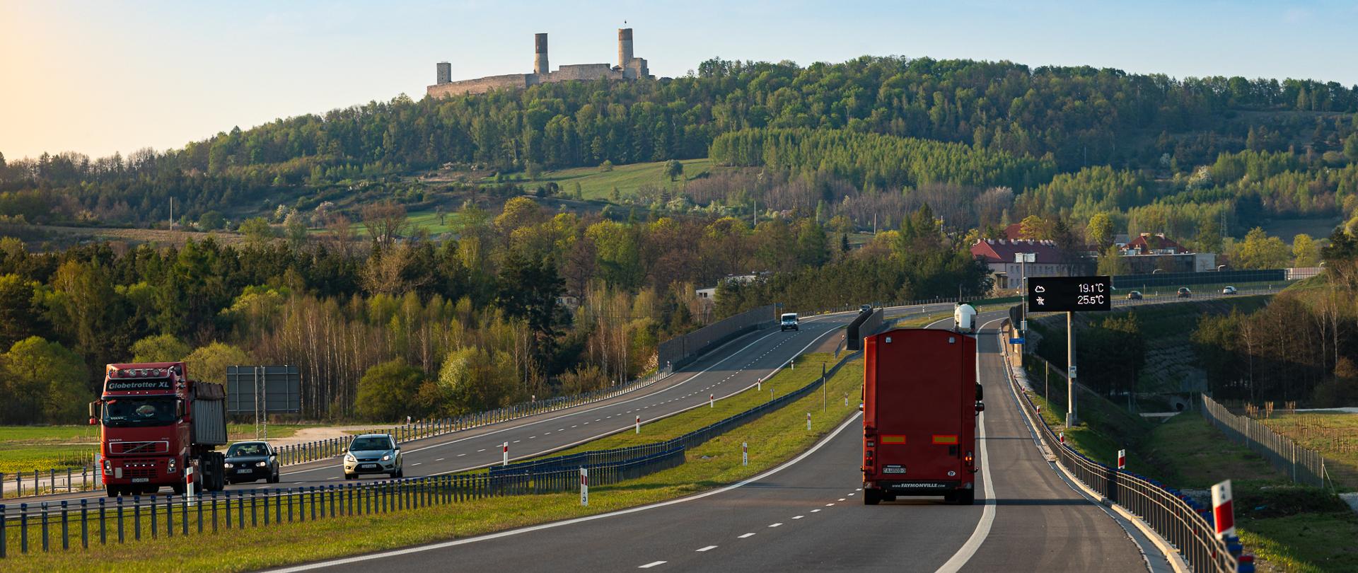 Na zdjęciu droga ekspresowa S7 a na niej jadące pojazdy