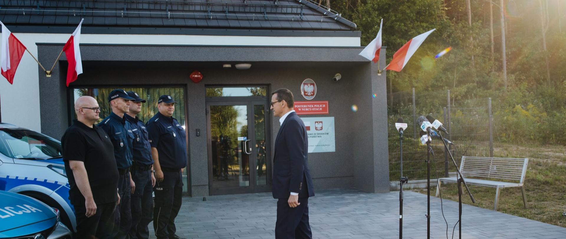 Premier Mateusz Morawiecki przy posterunku policji w Nurcu Stacji.