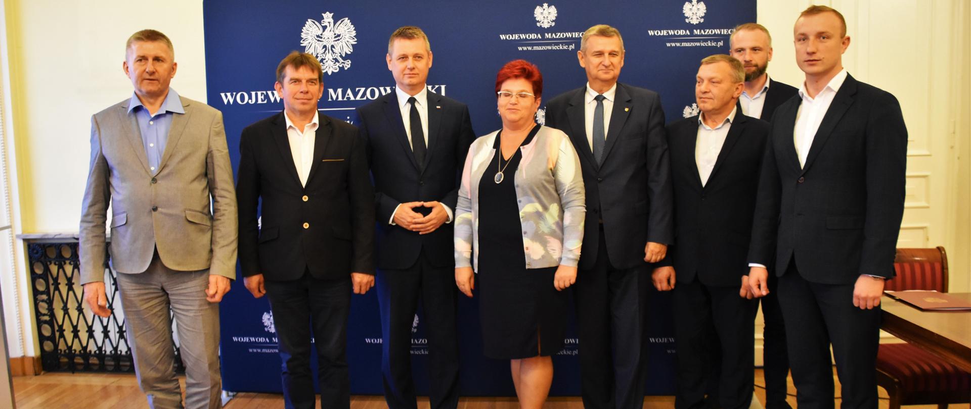 Wspólne zdjęcie Wicewojewody Mazowieckiego Artura Standowicza z beneficjentami Funduszu Rozwoju Przewozów Autobusowych