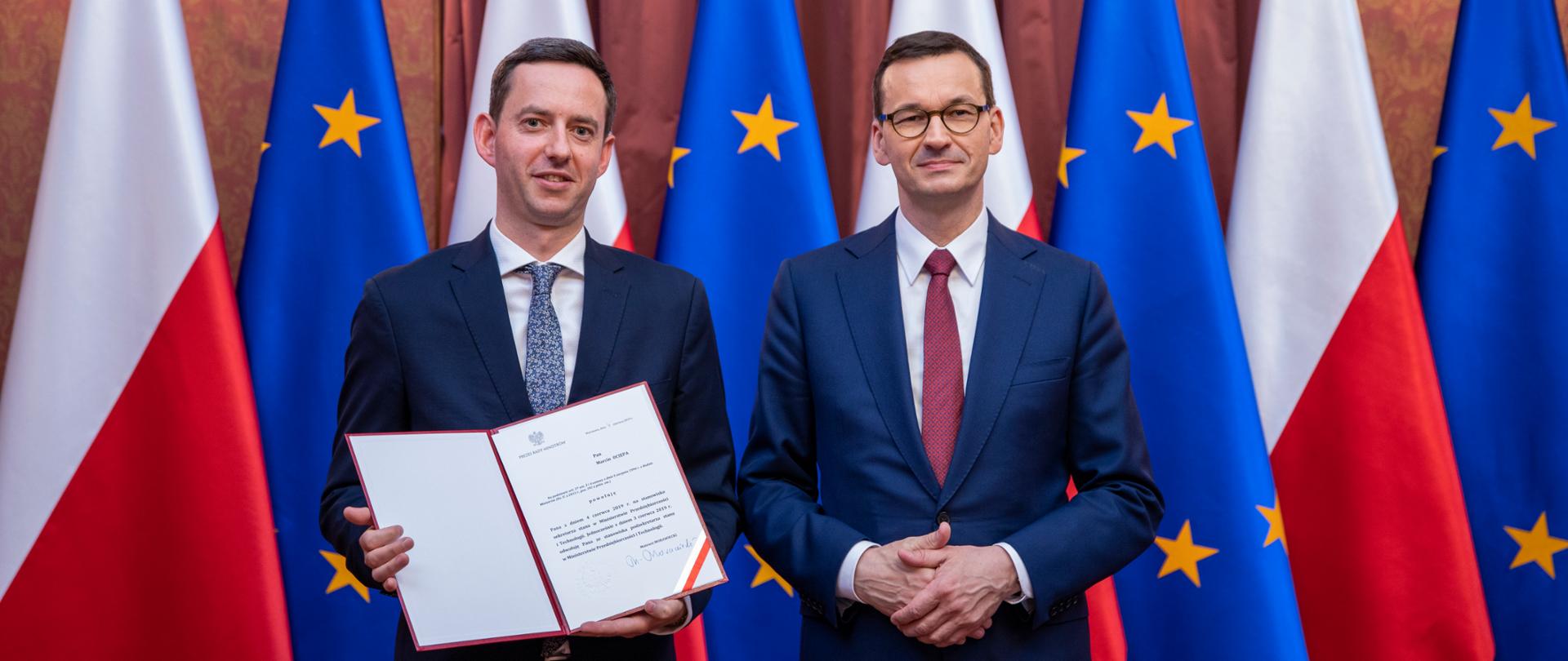 Wiceminister Marcin Ociepa odbiera nominację na Sekretarza Stanu od Premiera w KPRM