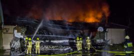 Pożar w kompleksie hotelowo-usługowym w Chrząstowicach. Strażacy PSP i OSP gaszą pożar w części usługowej obiektu w Chrząstowicach.