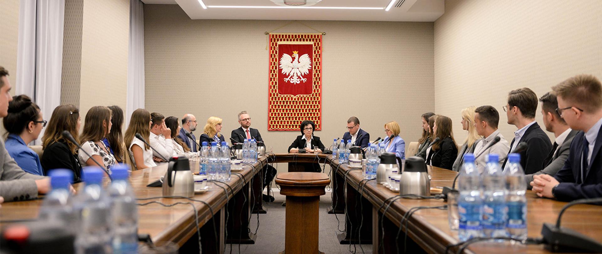Minister Elżbieta Witek oraz wiceminister Paweł Szefernaker podczas otwarcia trzeciej edycji Letniej Akademii MSWiA.